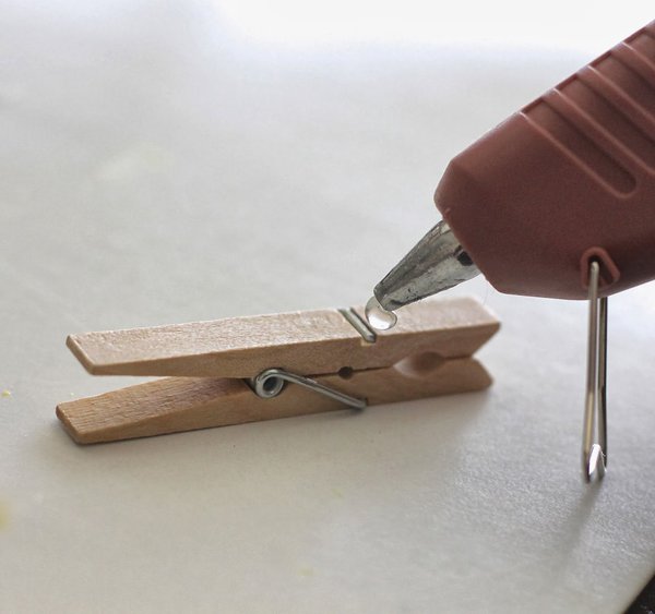 1- Déposez une goutte colle chaude.