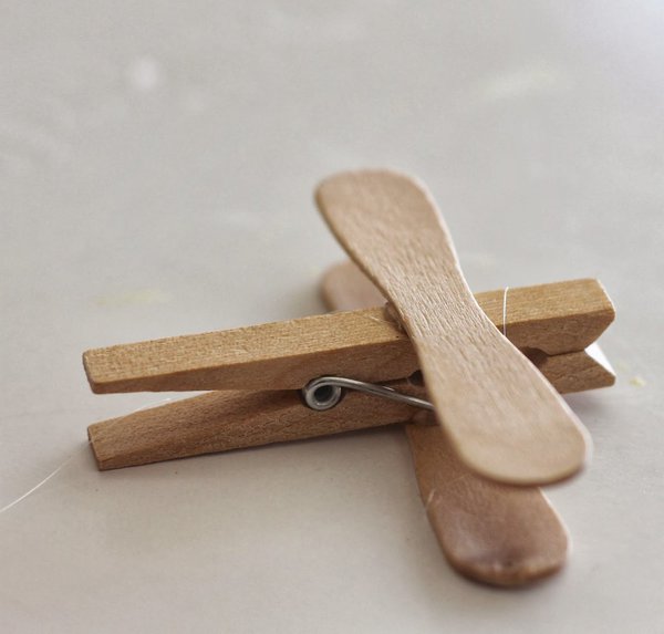 3- Posez une goutte de colle, fixez une aile de l'autre côté.