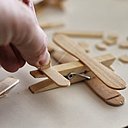 4- Collez un mini bâtonnets pour la queue.