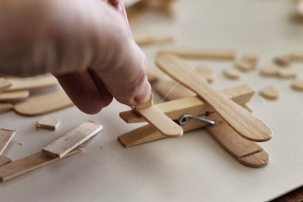 4- Collez un mini bâtonnets pour la queue.