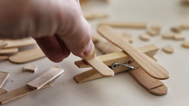 4- Collez un mini bâtonnets pour la queue.