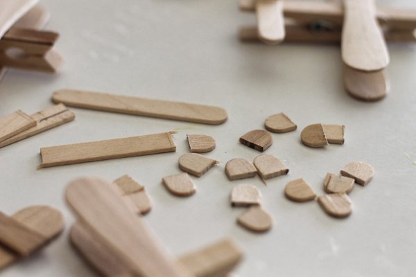 5- Découpez les extrémités des bâtonnets pour faire le gouvernail.