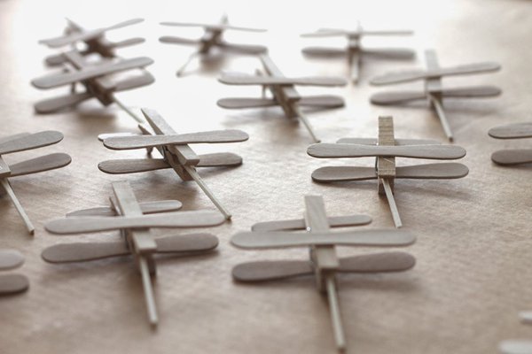 7- Protégez le plan de travail et bombez les avions d'une sous couche.