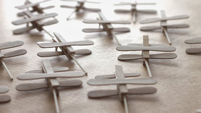 7- Protégez le plan de travail et bombez les avions d'une sous couche.