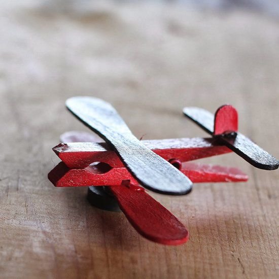 Petit avion en bois à réaliser avec les enfants.