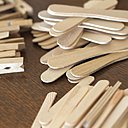 Le matériel : des bâtonnets en bois de crème glacé et esquimau et une pince à linge.