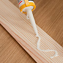 Etape 3 : Appliquez un ruban de colle en zigzag au dos de la plinthe. Evitez les bords pour que la colle ne dépasse pas au moment de la pose.