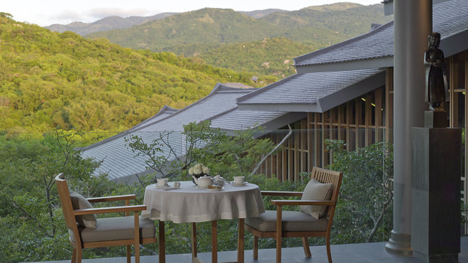 Depuis le pavillon central, la vue est splendide et dégagée. On  y prend ses repas en terrasse ou à l’intérieur.
