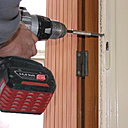 Etape 4 : Perçage du cadre sur le dormant en partie verticale sur trois points (haut, milieu, bas) de chaque côté. Effectuer un perçage le plus horizontal possible, afin de faciliter le vissage à venir.