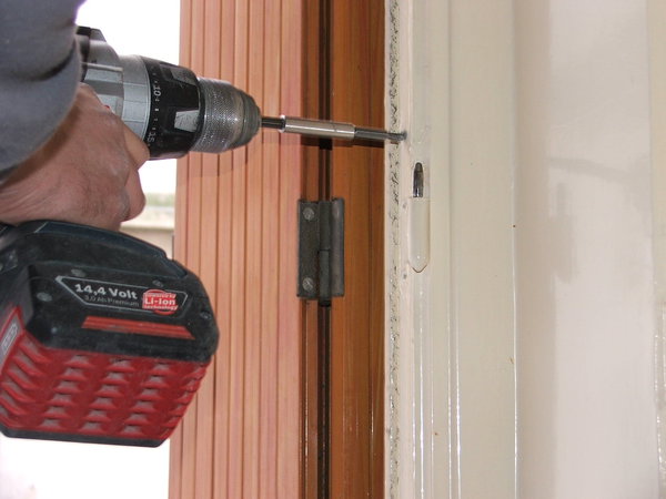 Etape 4 : Perçage du cadre sur le dormant en partie verticale sur trois points (haut, milieu, bas) de chaque côté. Effectuer un perçage le plus horizontal possible, afin de faciliter le vissage à venir.