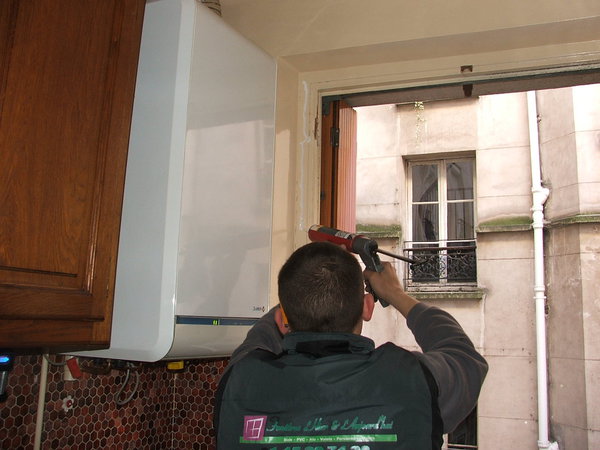 Etape 6 : Poser un cordon de colle acrylique à prise rapide au pourtour du bâti, dans le but de fixer l’habillage.