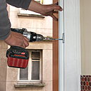 Etape 10 : Fixation du cadre PVC par des vis spéciales sur les montants gauche et droit.