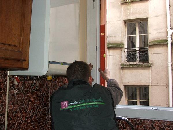 Etape 11 : Réglages, mise à niveau et aplomb du cadre PVC à l’aide d’un niveau à bulle.