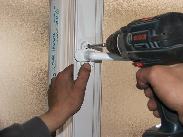 Etape 13 : Fixation des accessoires. En matière de quincaillerie (poignées, paumelles…), il existe un choix assez large de finitions.