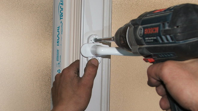 Etape 13 : Fixation des accessoires. En matière de quincaillerie (poignées, paumelles…), il existe un choix assez large de finitions. Etape 13 : Fixation des accessoires. En matière de quincaillerie (poignées, paumelles…), il existe un choix assez large de finitions.