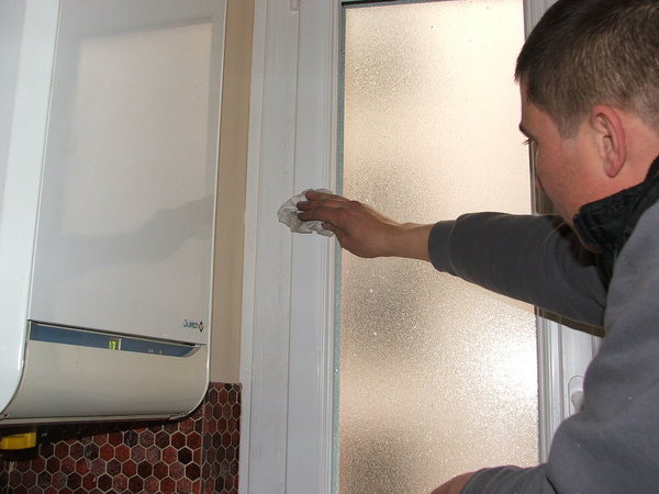 Etape 15 : Nettoyage de la fenêtre avec un produit ménager peu agressif.