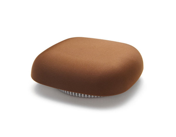 Imaginé par le designer finlandais Harri Koskinen pour la marque Jalo Helsinki, le détecteur de fumée Kupu est recouvert d’une toile en tissu qui lui permet de se fondre dans le décor. Il est disponible en divers coloris : blanc, gris, alu, marron, rose ou vert. Environ 30 €