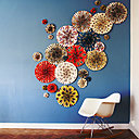 Mur de rosaces en papier.