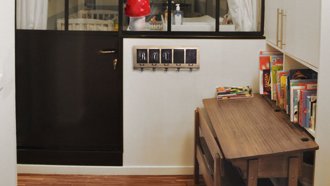 Dans la chambre d'enfant, un petit coin pour les devoirs, avec ce bureau d’école chiné qui apporte une touche rétro.
