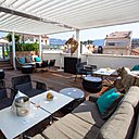 Le bar possède une terrasse couverte où l’ambiance conviviale prête à la dégustation de cocktails entre amis.
