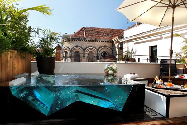 La terrasse de 38 m² de la suite présidentielle impressionne par son jacuzzi moderne aux vertus apaisantes, et par sa vue imprenable sur l’église Notre-Dame de Bon Voyage.