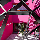 Les ouvertures suivent la géométrie complexe du bâtiment, et apportent des percées de lumière.