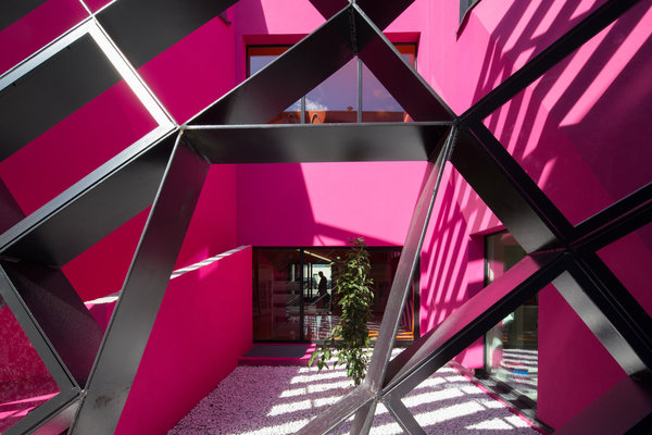 Les ouvertures suivent la géométrie complexe du bâtiment, et apportent des percées de lumière.