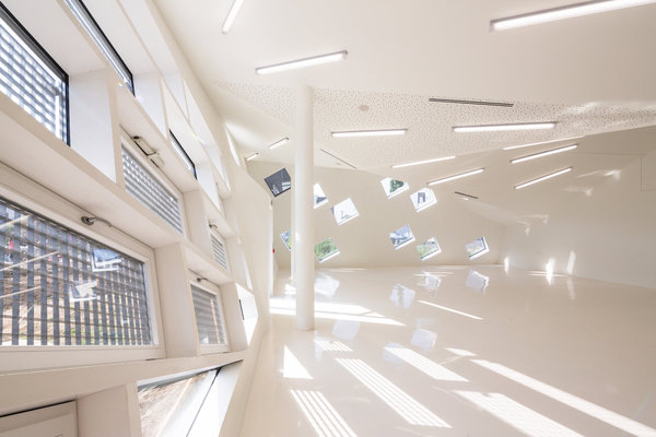 Le blanc est choisi pour les salles communes. Les ouvertures multiples, combinées au jeu des éclairages intérieurs composent un espace atypique.