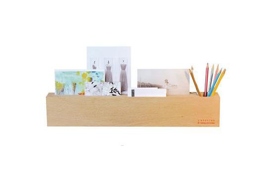 Pour le courrier et les crayons, un organiseur en hêtre massif comprenant 5 rainures. L 50 x 5,6 x H 9 cm. L’Atelier d’exercices. Made in Design.