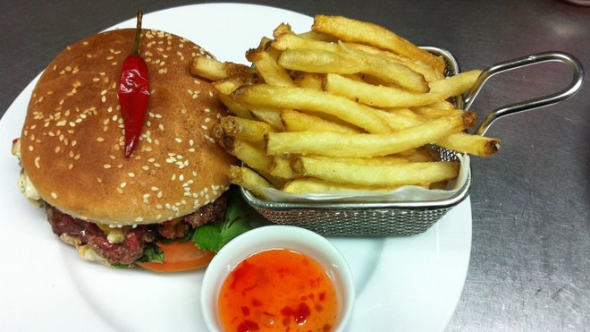 Le fameux asian cheeseburger au bacon.