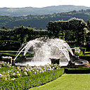 Comme tout grand jardin ancien, Eyrignac possède son jardin blanc. Des jeux d’eau et cinq bassins s’harmonisent avec les quatre variétés de roses blanches pour créer un tableau des plus élégants.
