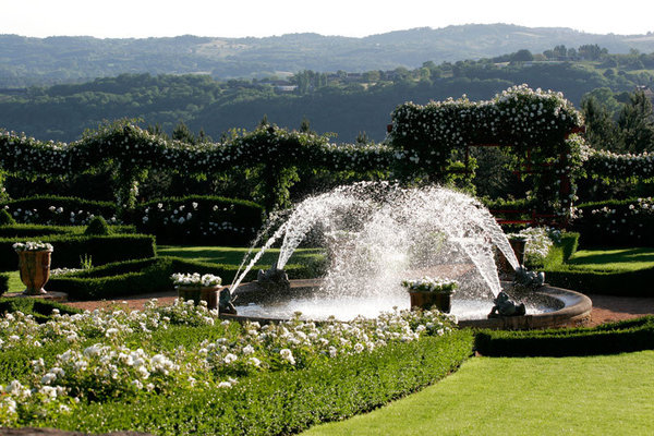 Comme tout grand jardin ancien, Eyrignac possède son jardin blanc. Des jeux d’eau et cinq bassins s’harmonisent avec les quatre variétés de roses blanches pour créer un tableau des plus élégants.