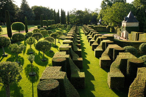 Référence en matière de l’art topiaire, Eyrignac réalise le taillage de tous ses végétaux à la main avec les outils d’antan, pour un travail de précision extrême.