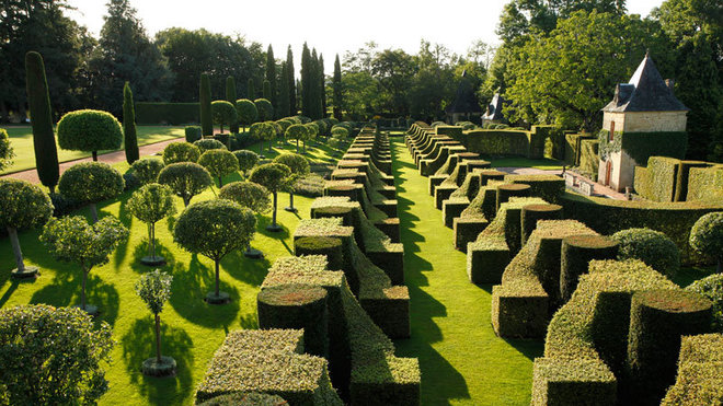 Référence en matière de l’art topiaire, Eyrignac réalise le taillage de tous ses végétaux à la main avec les outils d’antan, pour un travail de précision extrême. Référence en matière de l’art topiaire, Eyrignac réalise le taillage de tous ses végétaux à la main avec les outils d’antan, pour un travail de précision extrême.