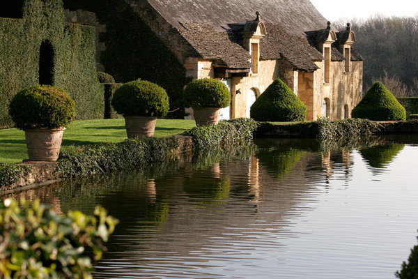 Les Jardins d’Eyrignac vivent au rythme des saisons, et invitent leurs visiteurs à prendre part à une véritable balade de relaxation.