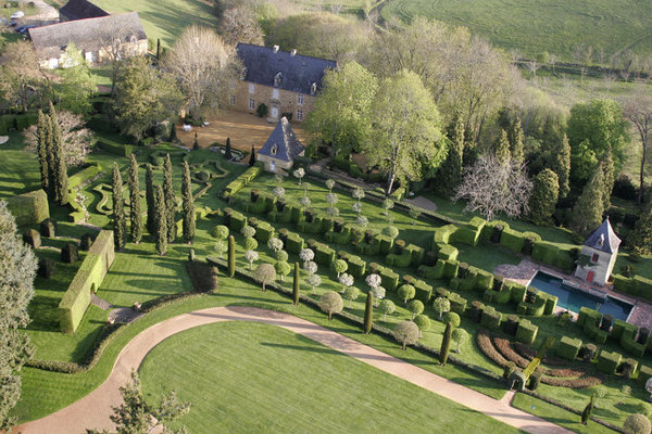 Eyrignac ne compte qu’un seul parterre à la française, que l’on apprécie mieux depuis le premier étage du manoir.