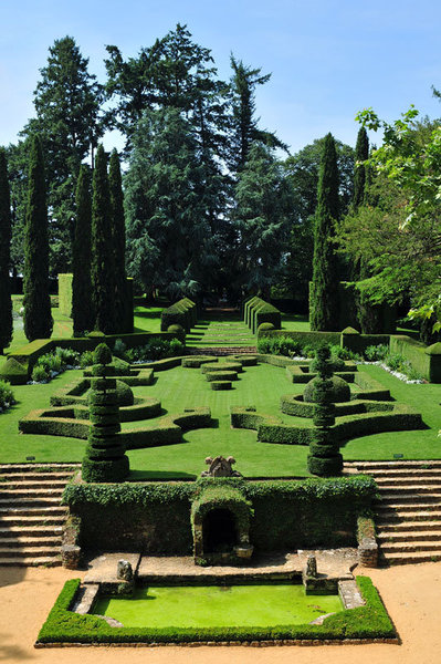 Au cœur du Périgord, les jardins d’Eyrignac sont un mélange de jardins à la française et à l’italienne, respectivement caractérisés par leur équilibre et leurs larges terrasses.