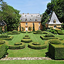 Situé au cœur des jardins, le manoir d’Artaban datant du XVIIIe siècle a survécu aux révolutions de 1789.