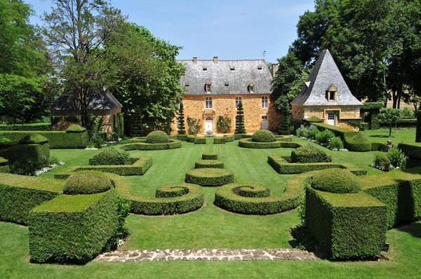 Situé au cœur des jardins, le manoir d’Artaban datant du XVIIIe siècle a survécu aux révolutions de 1789.
