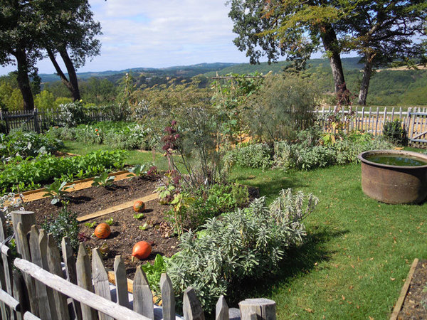 Nouveauté 2014, le jardin potager vient ajouter le goût, cinquième sens qui manquait jusqu’alors à ces jardins au charme à la fois doux et calme où règne le parfum des fleurs.
