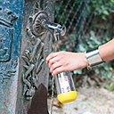 Bien pratique, l’application smartphone Eaupen permet de géolocaliser les endroits où l’on peut remplir sa gourde gratuitement. Fontaines, lieux publics ou privés, les points d’eau sont recensés par les utilisateurs.