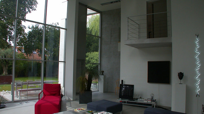 Une énorme baie vitrée caractérise l’espace.  A l’intérieur, la géométrie du lieu s’inspire librement de l’esprit des tableaux de Piet Mondrian.