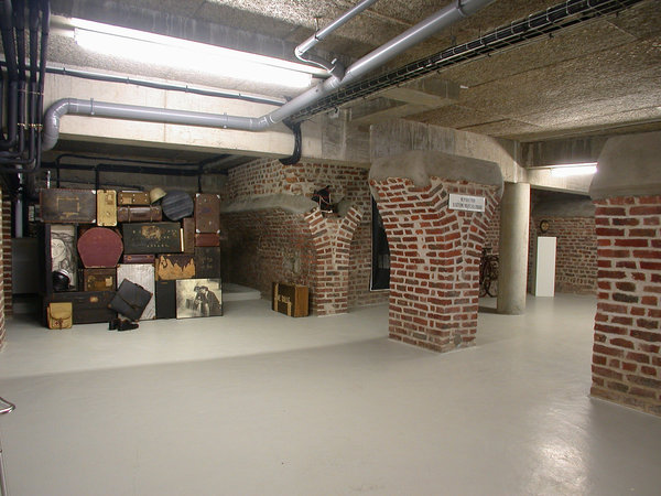 L’espace en sous-sol a été aménagé comme un musée d’art contemporain.