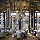 Intérieur et extérieur sont face à face et se répondent magnifiquement. La vue grandiose sur le grand Canal fait partie des prestations haut de gamme de cet hôtel prestigieux.