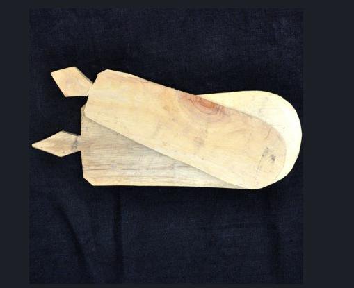Planche à découper rapportée du Sénégal. L 49 cm environ x 18 cm 10 €. Le Vestiaire de Jeanne.