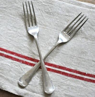 Ces anciennes fourchettes en argent proviennent sans doute d'un hôtel. 10 €. Le Vestiaire de Jeanne.