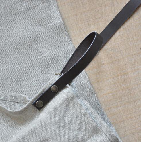 Un tablier en lin épais avec une large poche centrale et des attaches en cuir réglables au cou et à la taille. En format enfant, 60 €. Le Vestiaire de Jeanne.