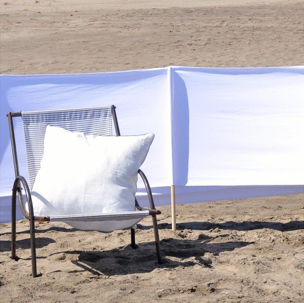 Un grand paravent en toile qui peut s'enrouler et se fermer pour le transport. Toile 100 % coton, 97 cm x L 4,20 m. Piques en pin traitées classe 3, hauteur 1,10 m 100 €. Le Vestiaire de Jeanne.