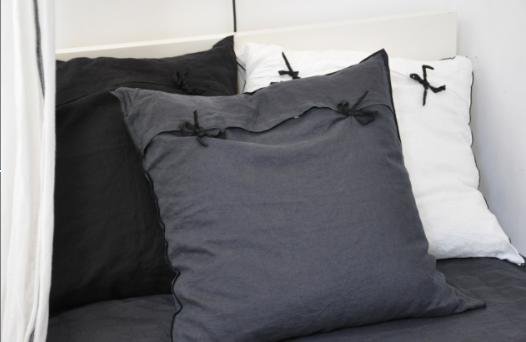 Taie d'oreiller 100 % lin, lavable en machine. Fermeture par deux rubans. En 60 x 60 cm : 45 €. Le Vestiaire de Jeanne.