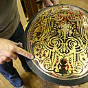 Un bel exemple de l’autre activité de l’atelier : la restauration d'une marqueterie Boulle en écaille et laiton gravé.